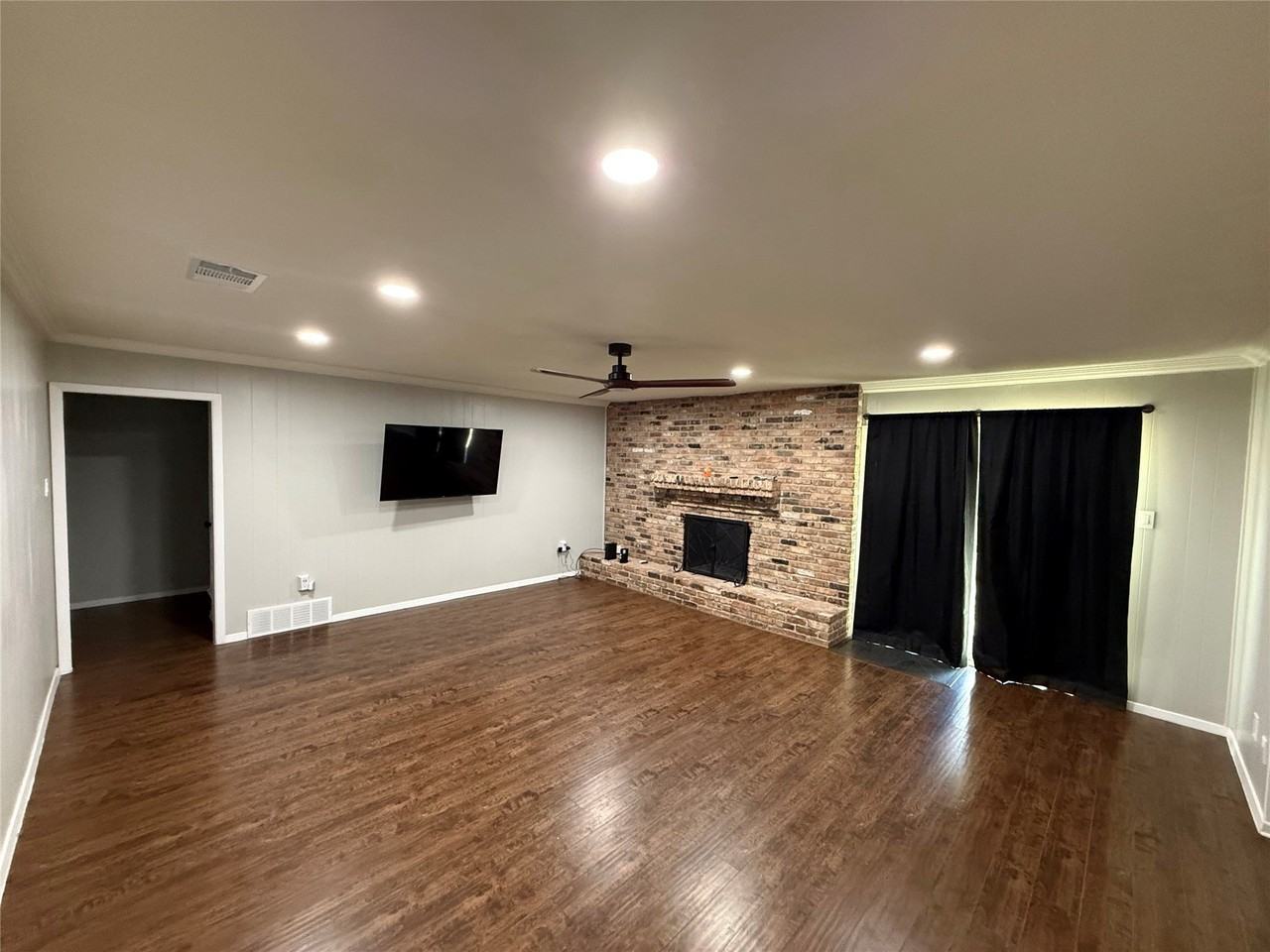 2117 Wellington Dr - Photo 4 of 16