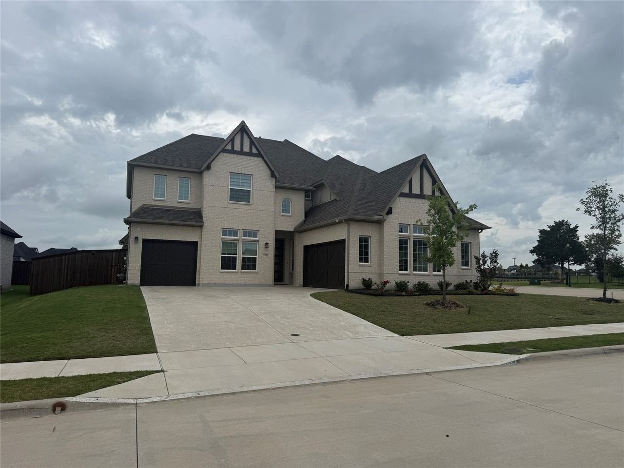 1927 Pebble Ln - Photo 2 of 40