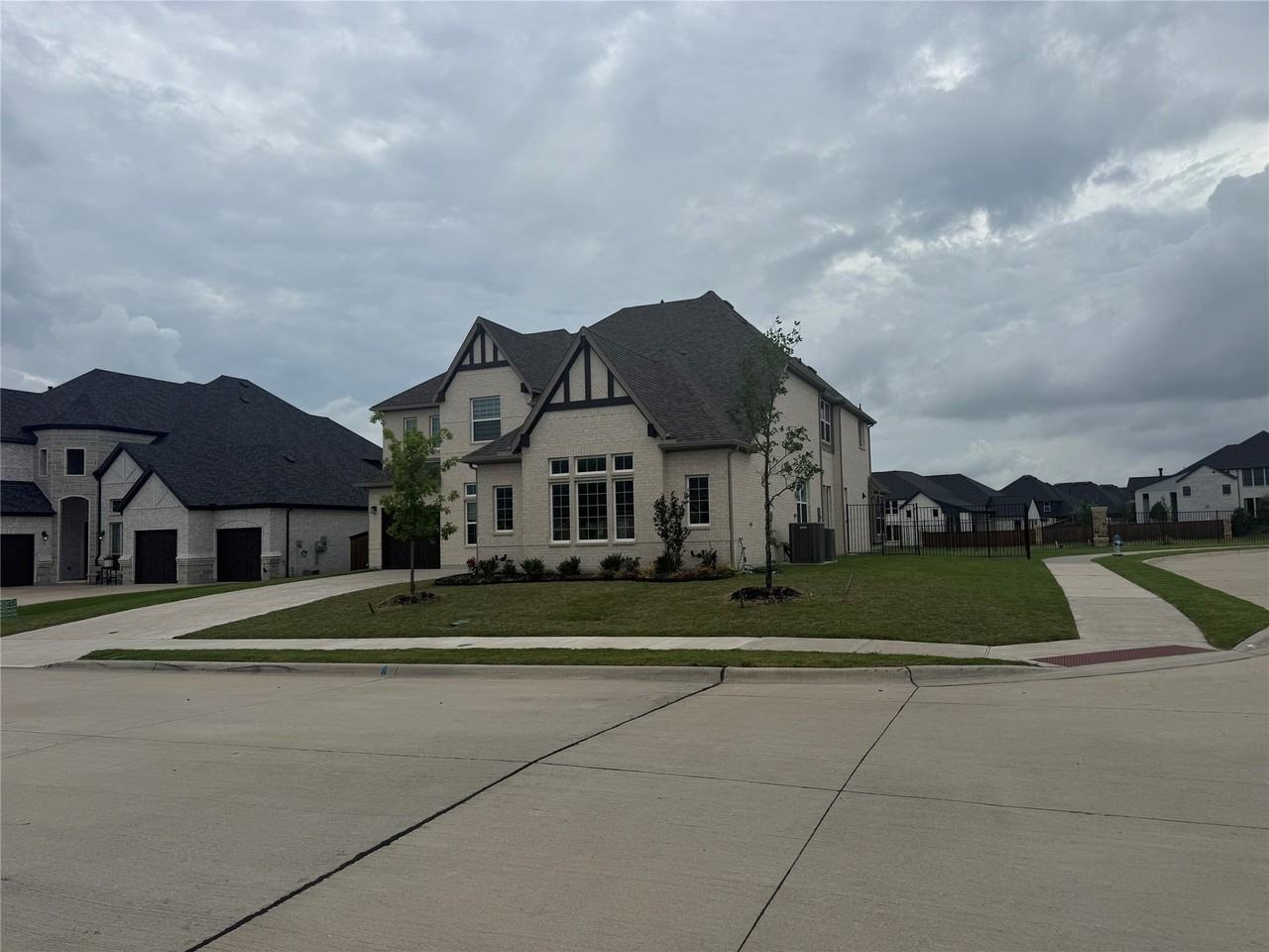 1927 Pebble Ln - Photo 3 of 40