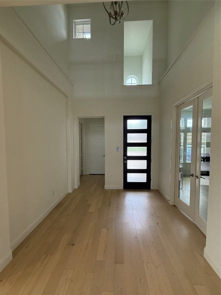 1927 Pebble Ln - Photo 4 of 40