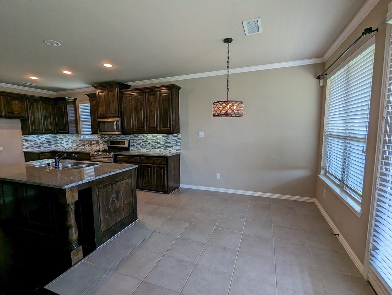 591 Deverson Dr - Photo 3 of 13