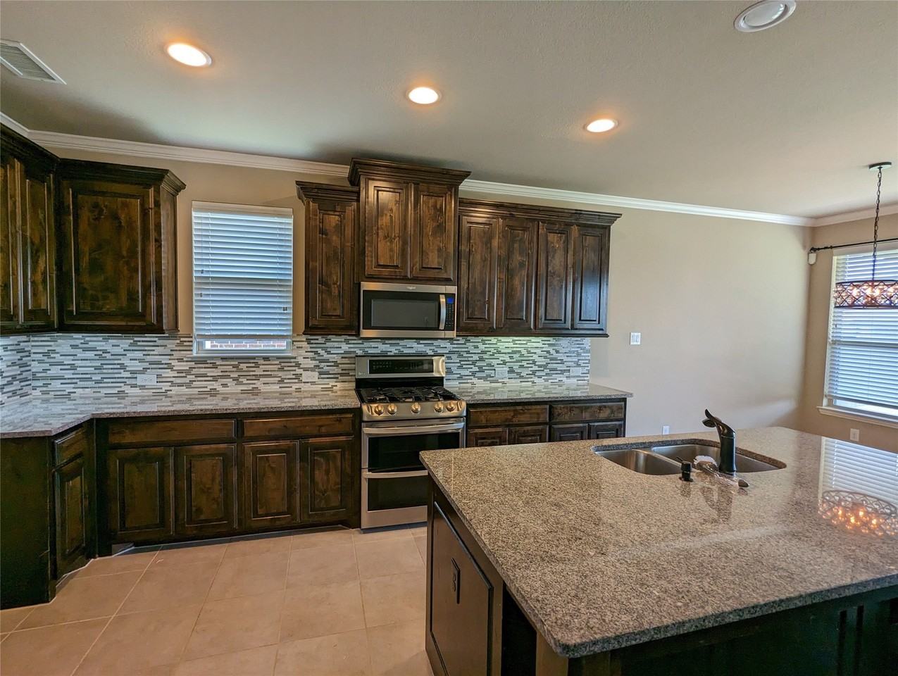 591 Deverson Dr - Photo 4 of 13