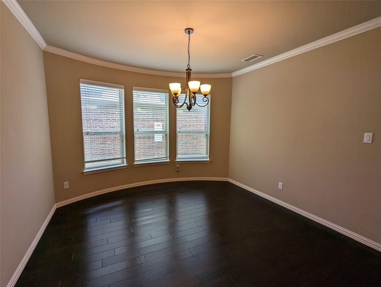 591 Deverson Dr - Photo 6 of 13