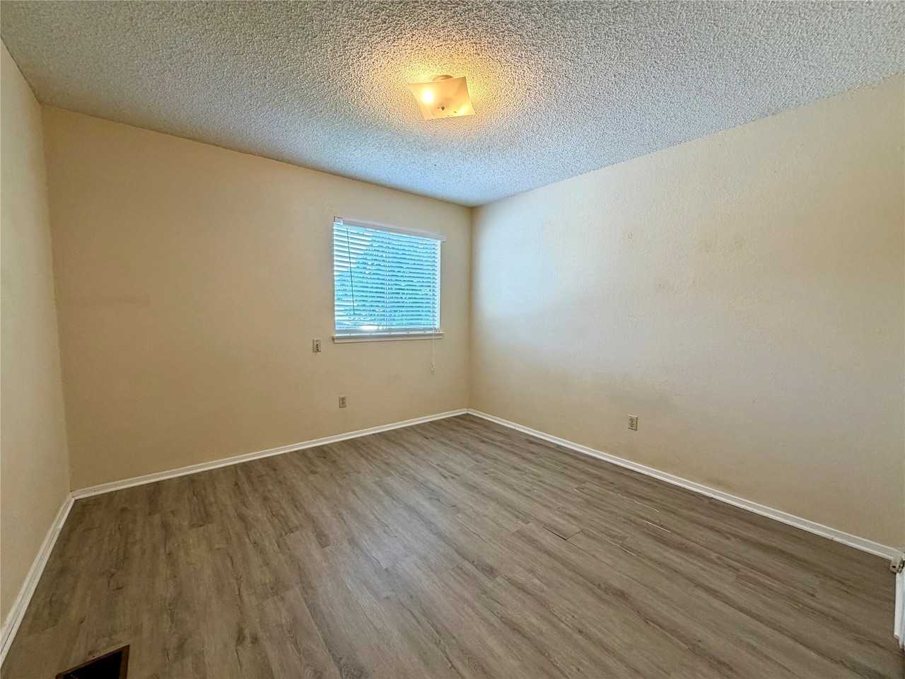 1301 Lovell Dr - Photo 6 of 11