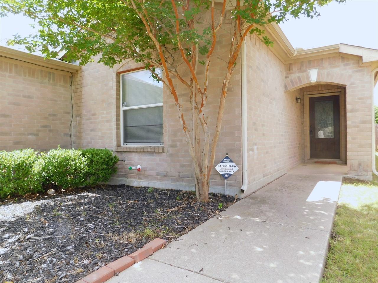 1648 Crown Point Dr - Photo 4 of 27
