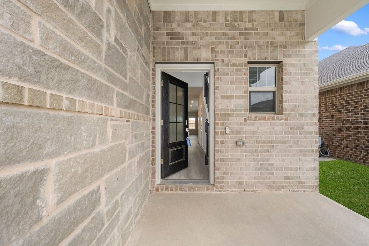 1737 Arches Rd - Photo 3 of 25