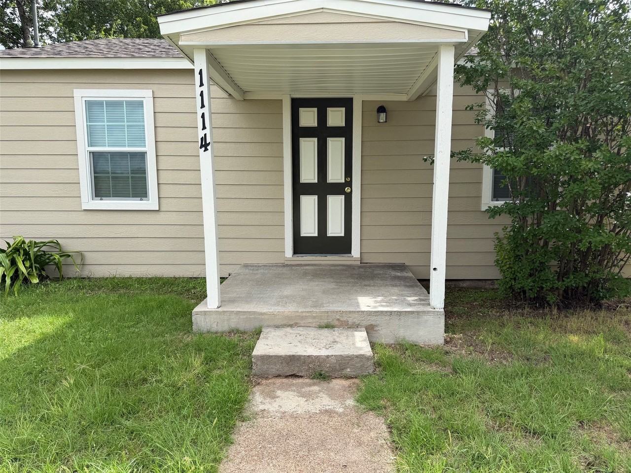 1114 Thorpe Springs Rd - Photo 2 of 12