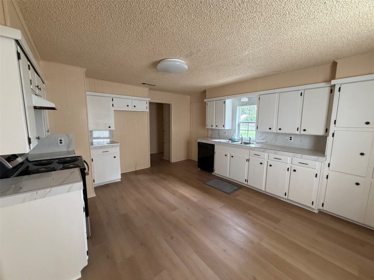 1114 Thorpe Springs Rd - Photo 5 of 12