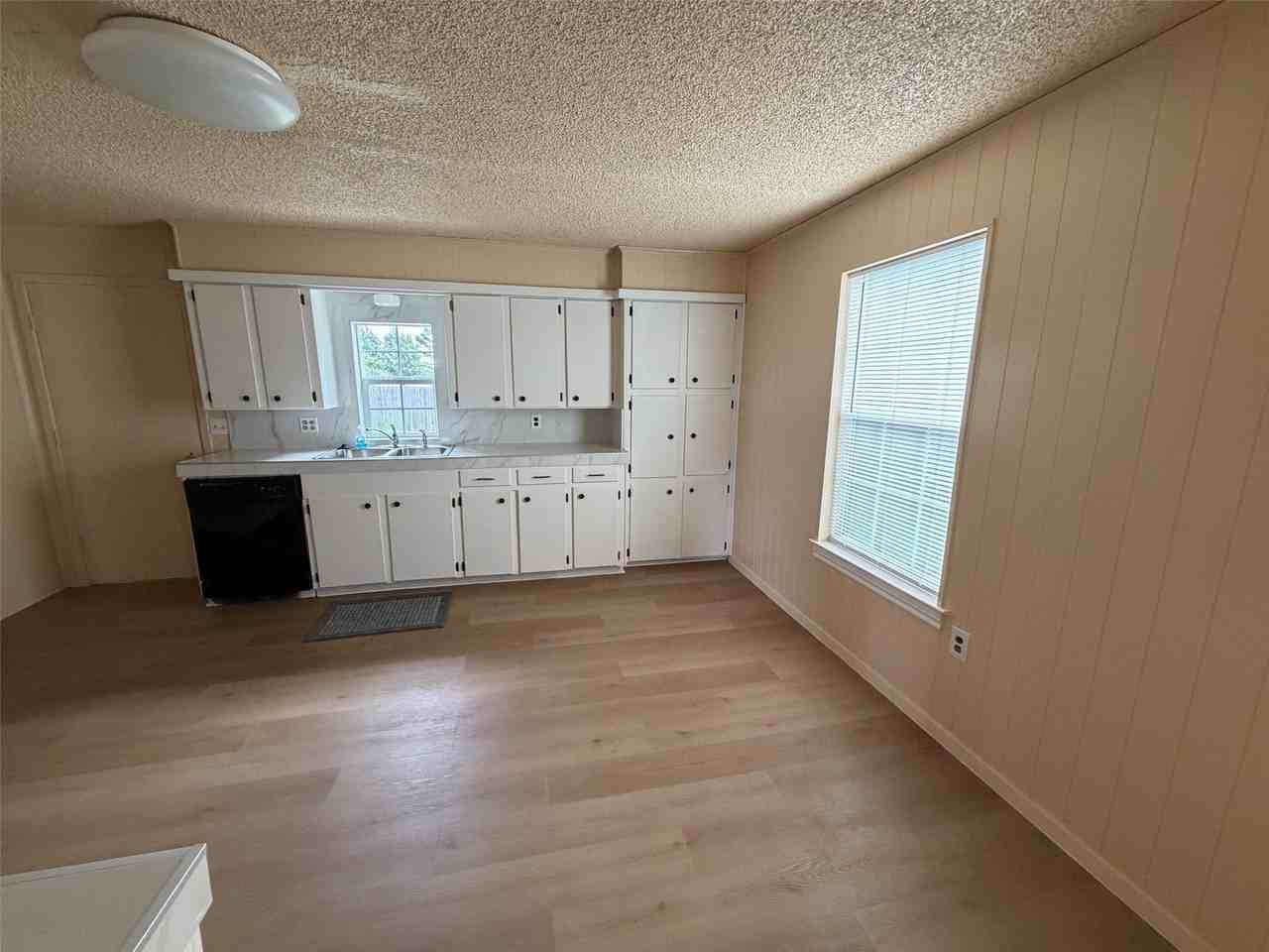 1114 Thorpe Springs Rd - Photo 6 of 12