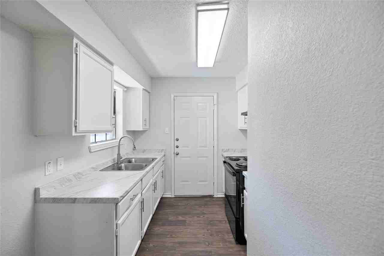 2540 Avenue H - Photo 6 of 21
