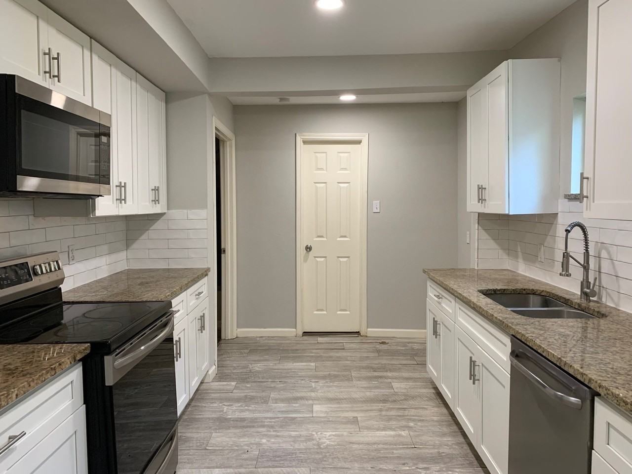 1107 Oxford St - Photo 3 of 17