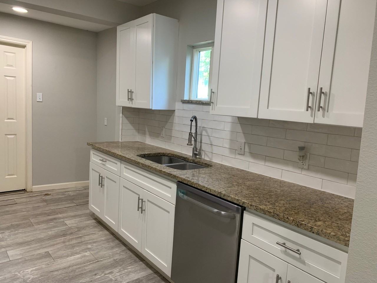 1107 Oxford St - Photo 4 of 17