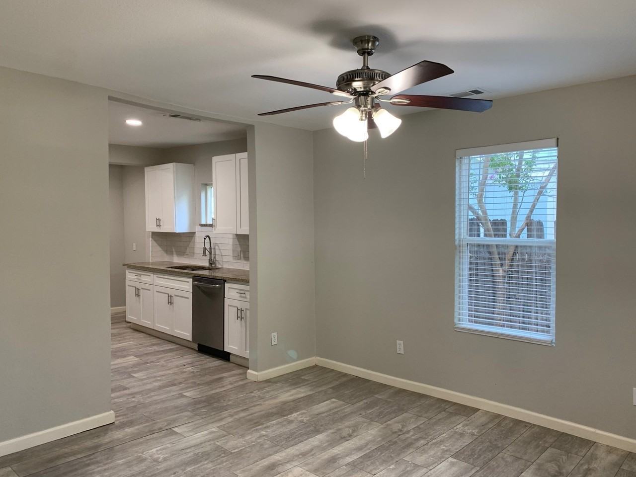 1107 Oxford St - Photo 5 of 17