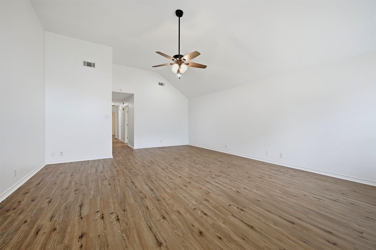 906 W Houston St - Photo 5 of 24