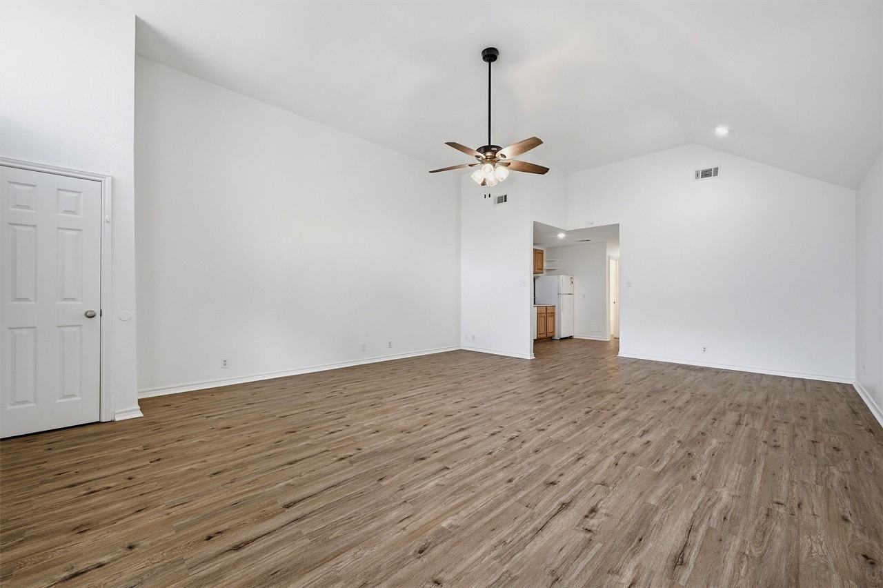906 W Houston St - Photo 6 of 24