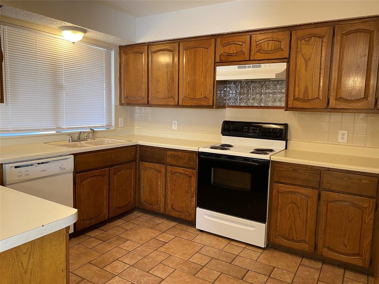1940 Willow Vale Dr - Photo 2 of 22