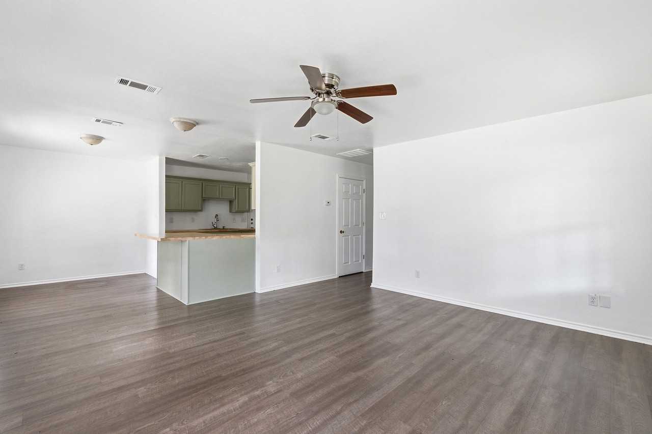 604 S Maxey St - Photo 5 of 25