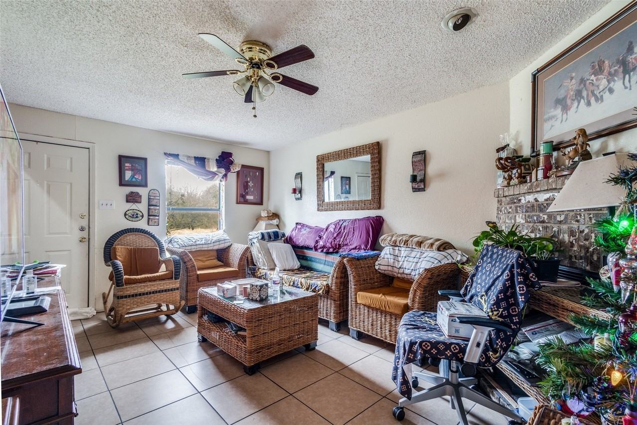 3071 Olympia Dr - Photo 4 of 28