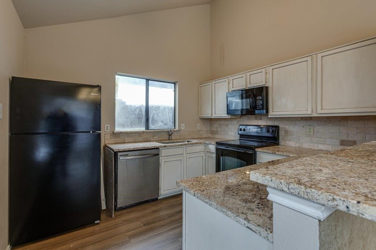 10611 Woodleaf Dr - Photo 4 of 22