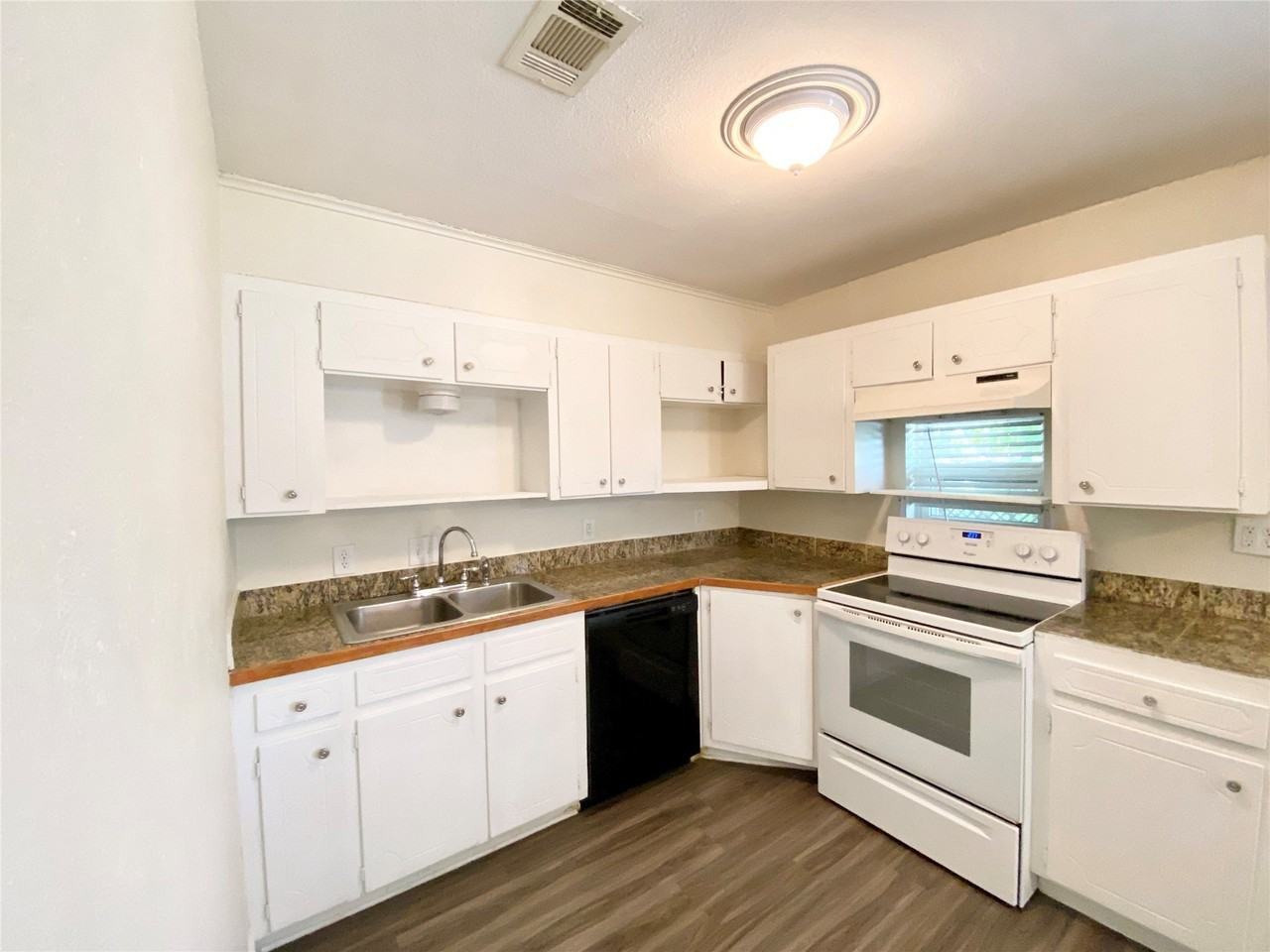 801 Irwin Dr #B - Photo 3 of 7