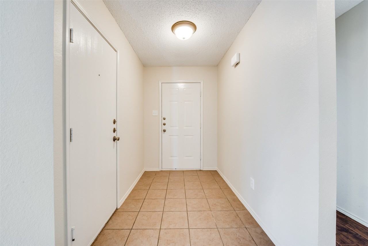 1629 Thornhill Ln - Photo 3 of 40
