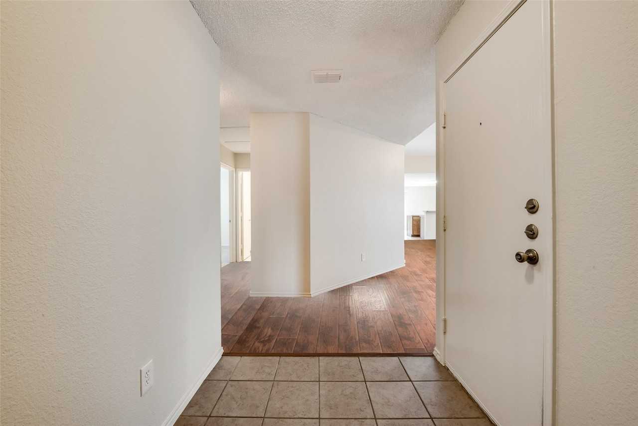 1629 Thornhill Ln - Photo 4 of 40