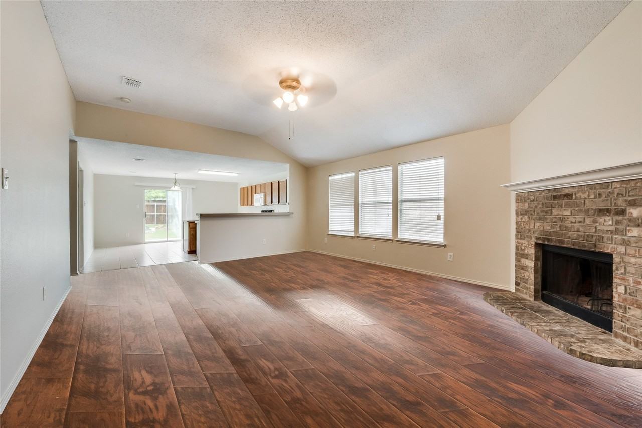 1629 Thornhill Ln - Photo 5 of 40