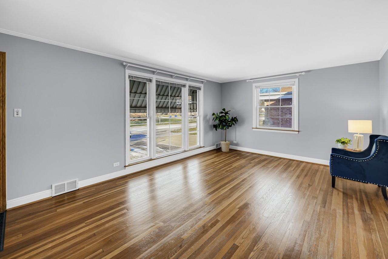 413 S Gilbert Ave - Photo 3 of 12