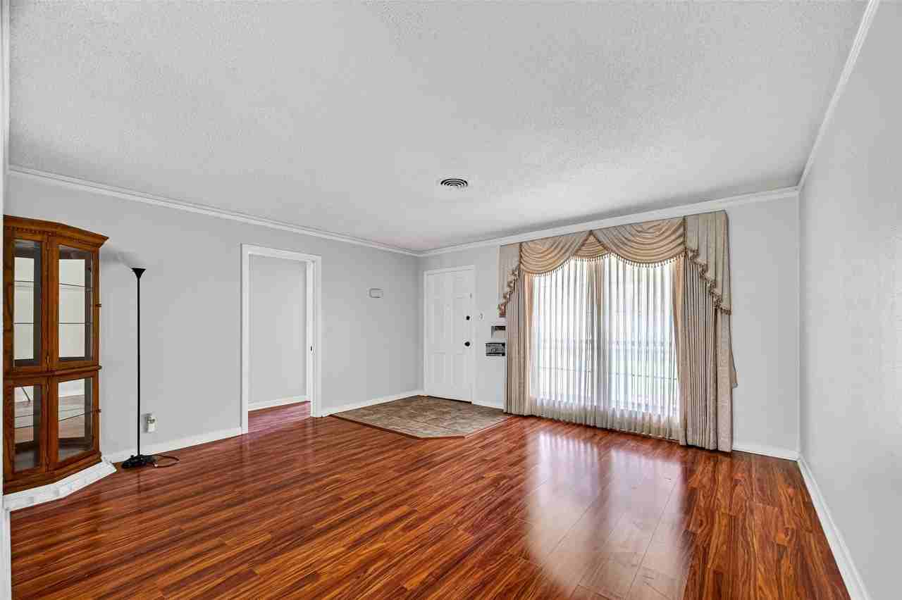 5114 Beechnut St - Photo 5 of 27