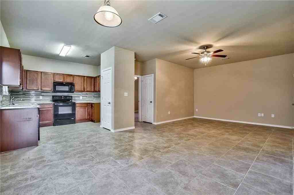 702 E College St - Photo 6 of 27
