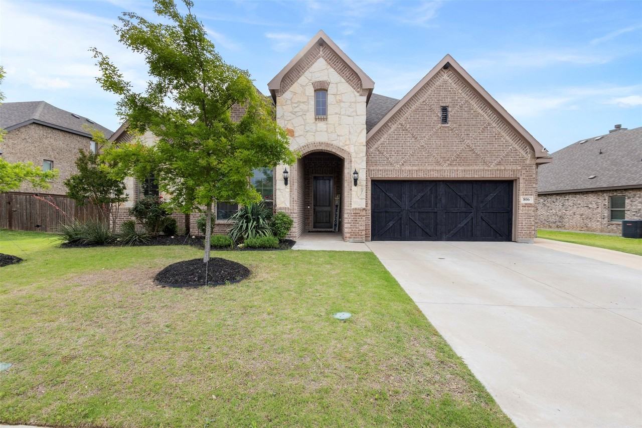 806 Summer Grove Dr - Photo 2 of 39