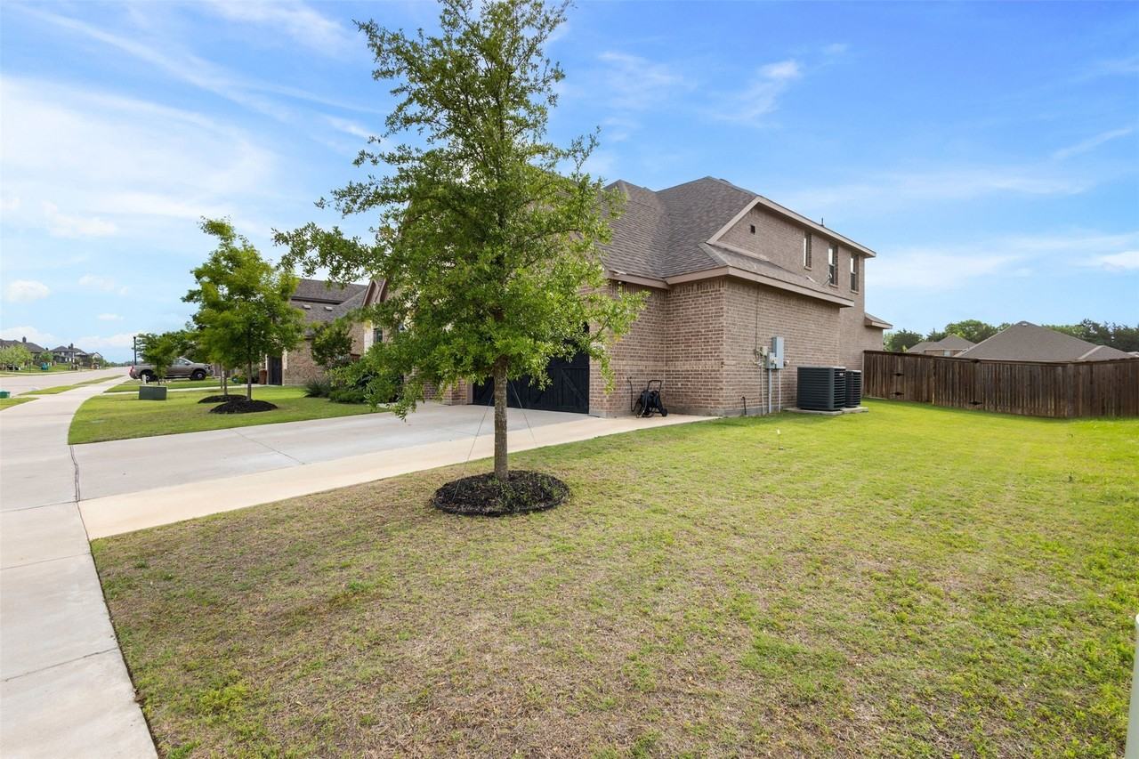 806 Summer Grove Dr - Photo 3 of 39