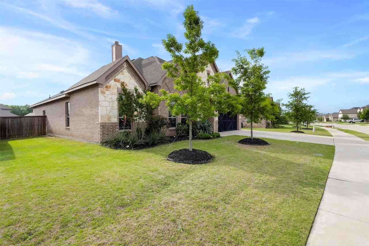 806 Summer Grove Dr - Photo 4 of 39