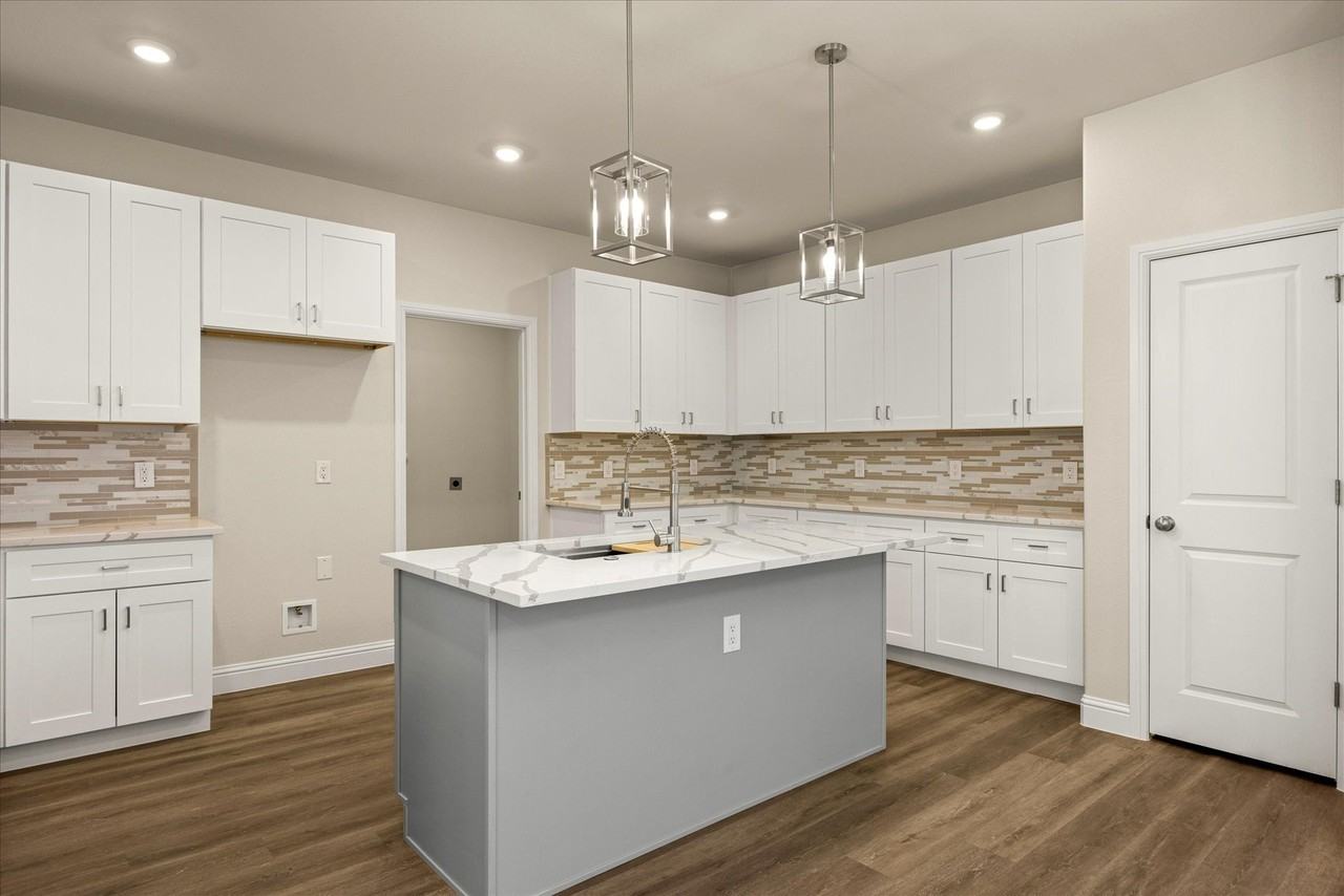 2414 Forest Hill Ln - Photo 4 of 40