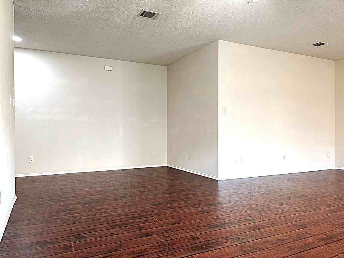 9805 Nixon Dr - Photo 4 of 39