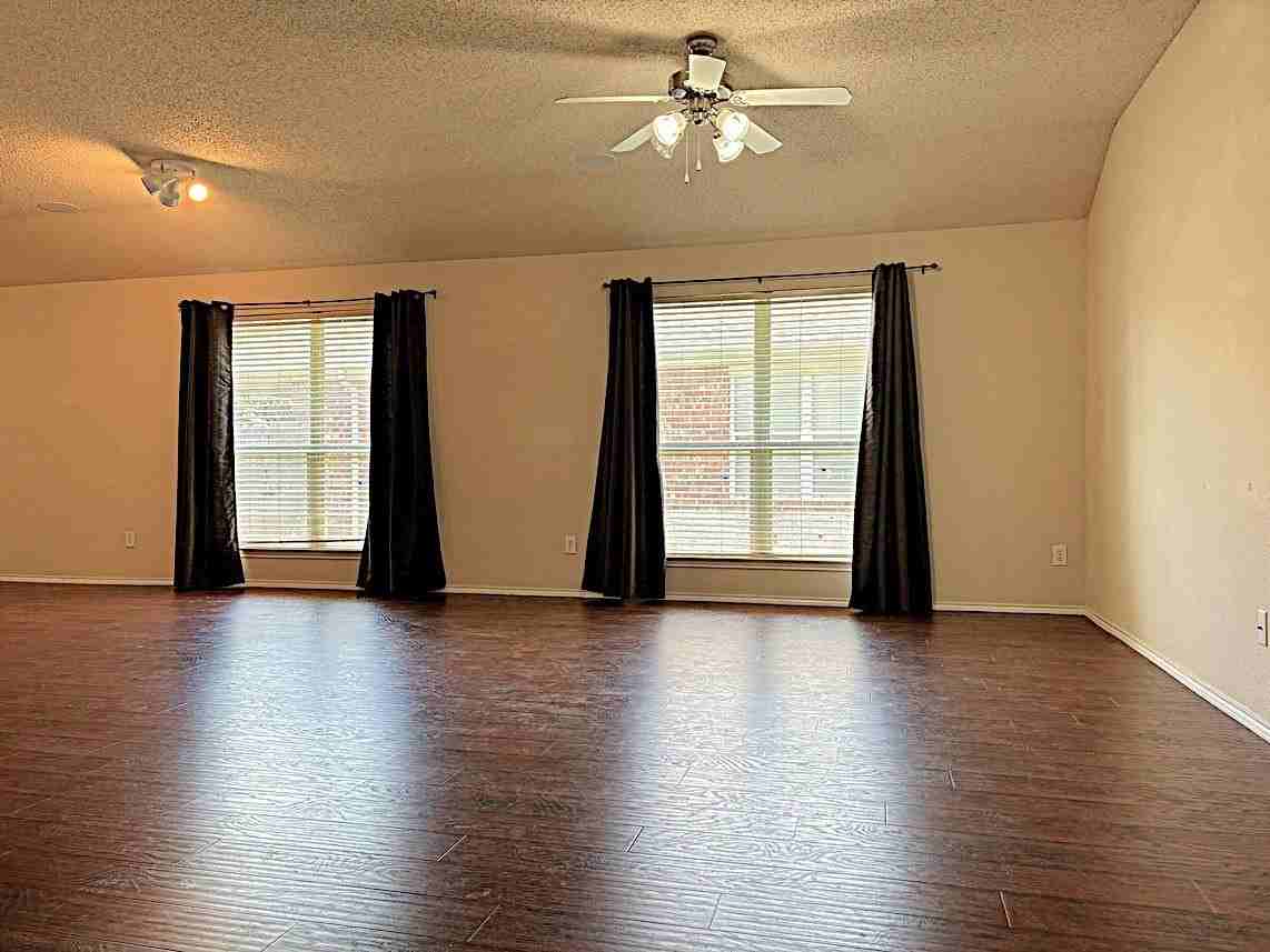 9805 Nixon Dr - Photo 5 of 39