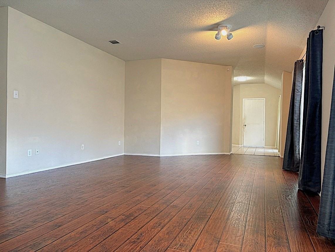 9805 Nixon Dr - Photo 6 of 39