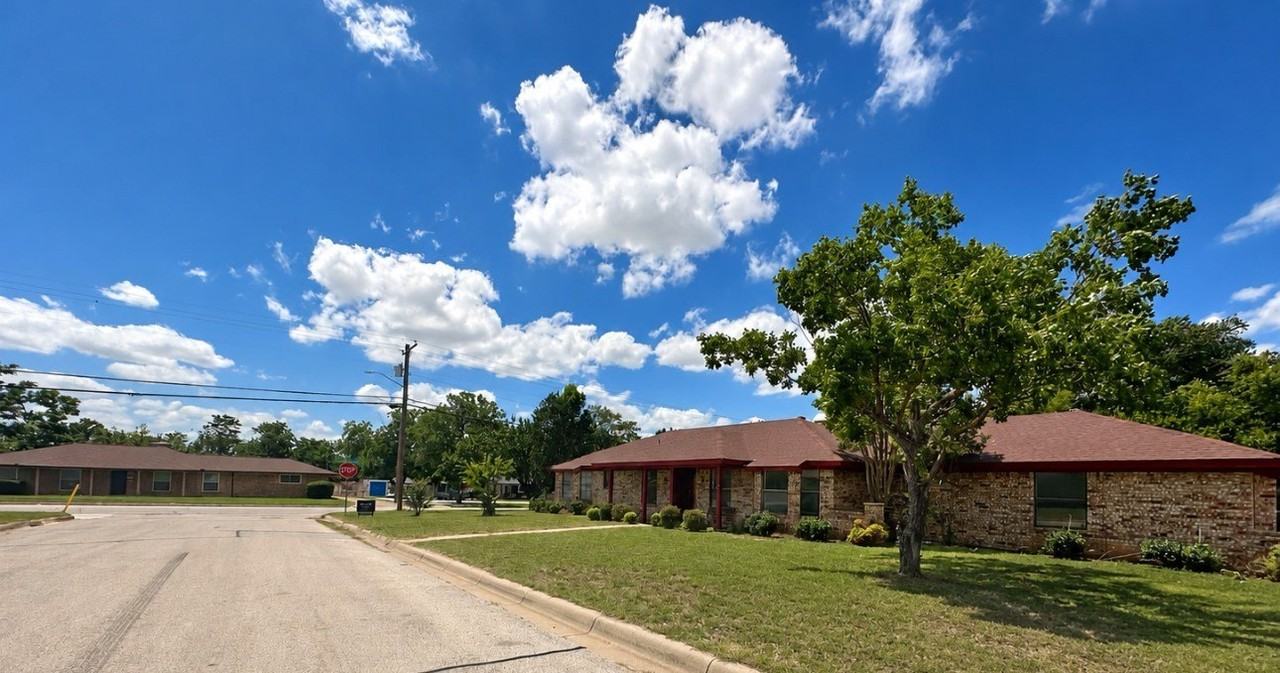 2401 Stephen Lee Dr - Photo 2 of 37