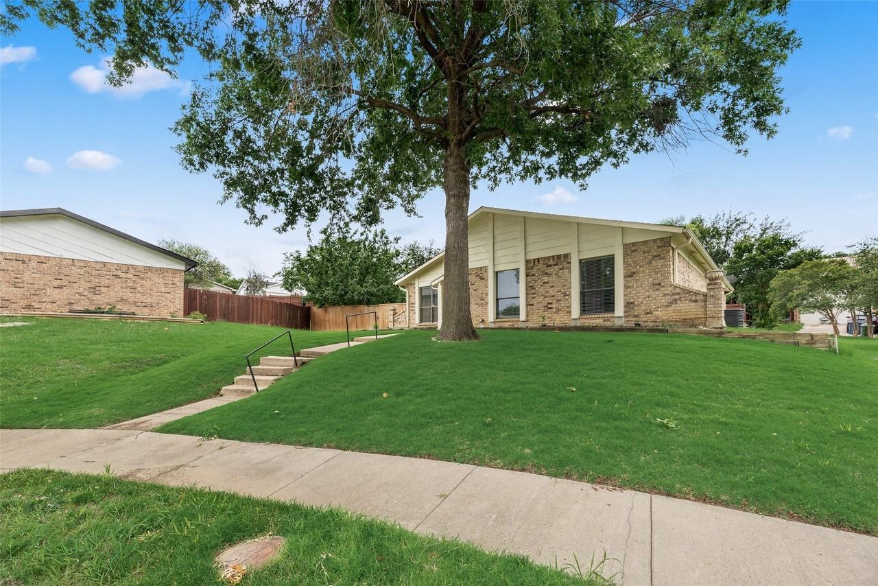 1732 Delaford Ct - Photo 4 of 31