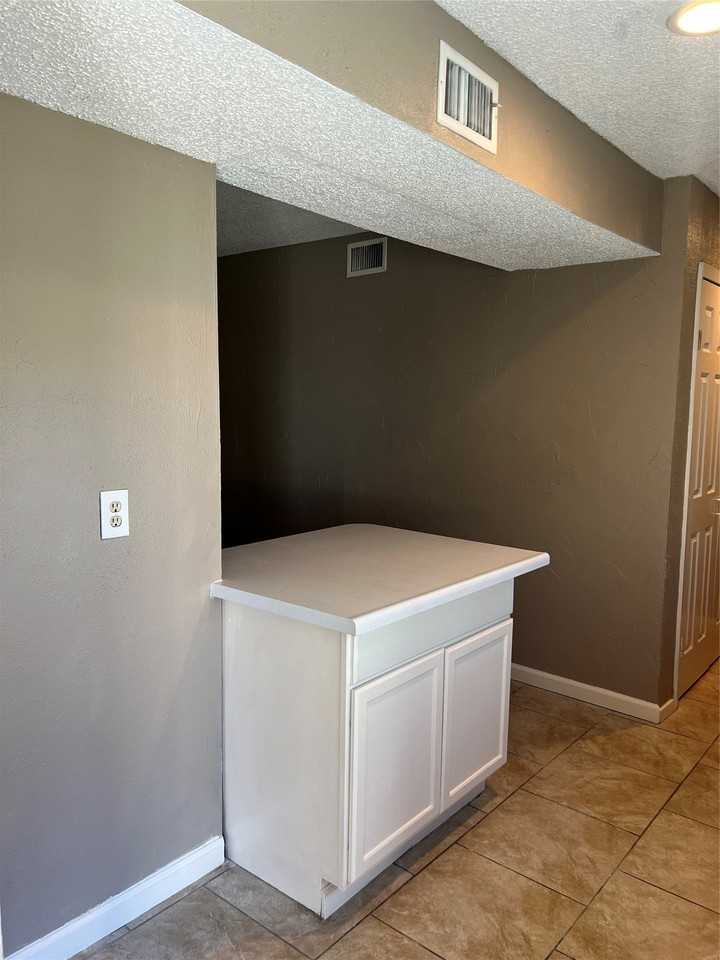 1910 Whiteoak Dr - Photo 3 of 27