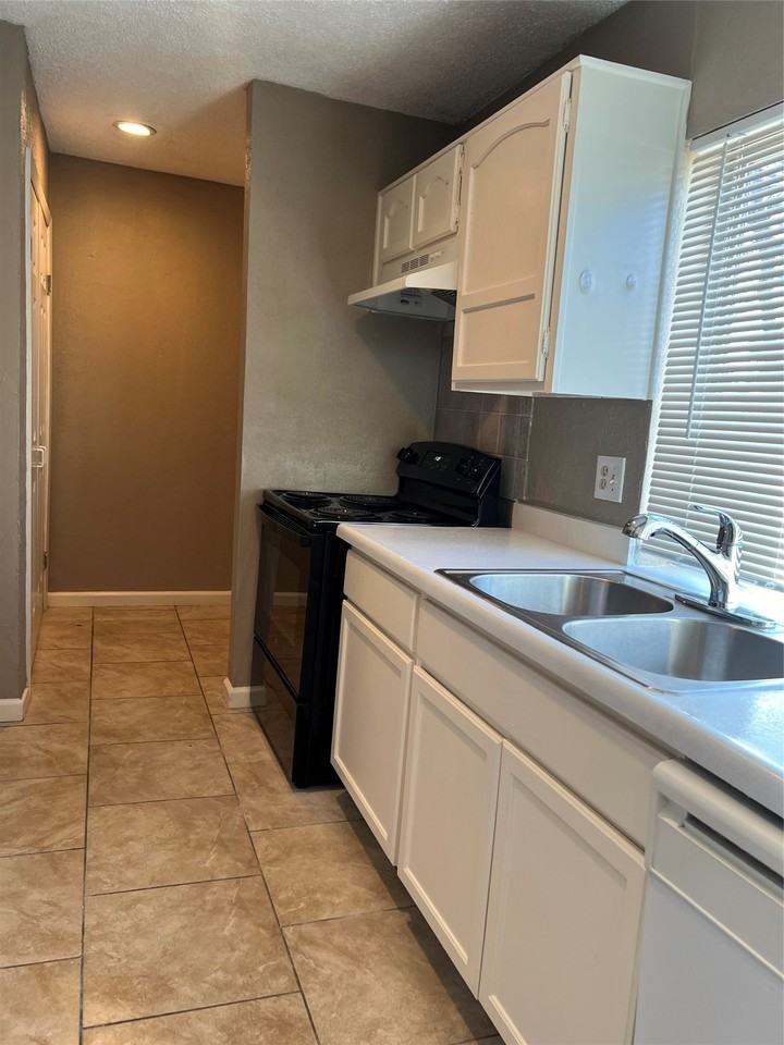1910 Whiteoak Dr - Photo 4 of 27