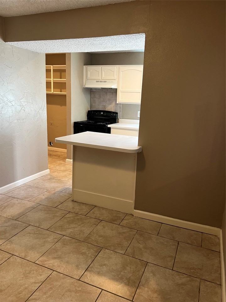 1910 Whiteoak Dr - Photo 5 of 27