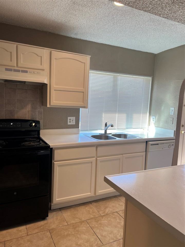 1910 Whiteoak Dr - Photo 6 of 27