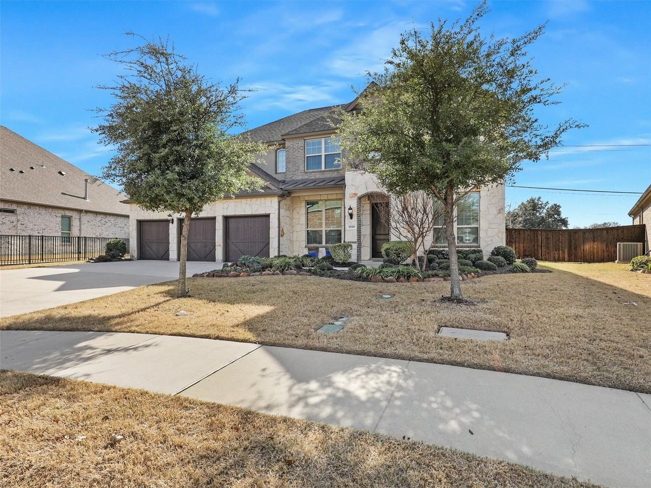 1820 Amazon Dr - Photo 2 of 40