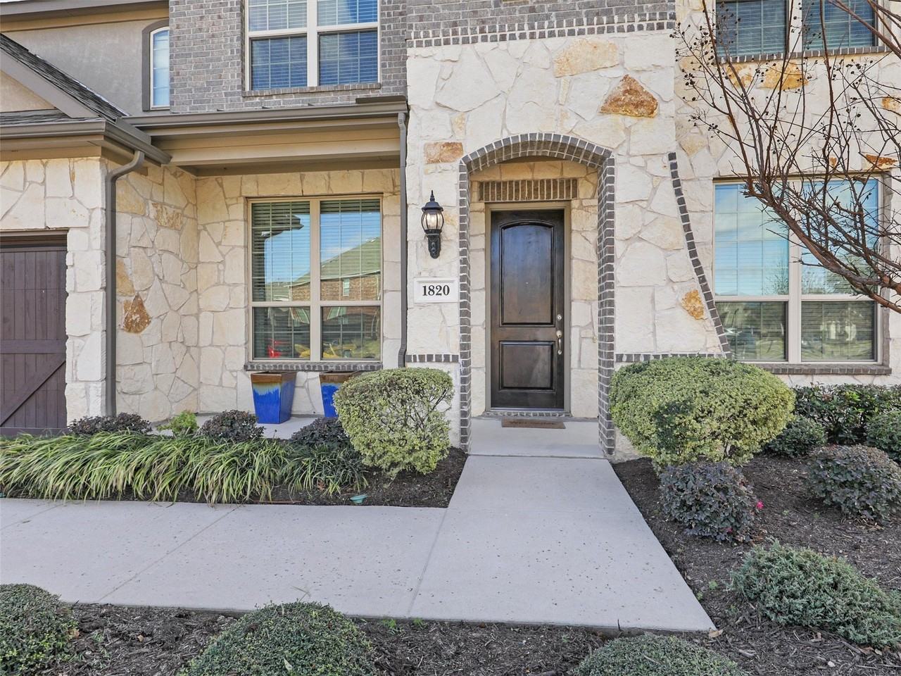 1820 Amazon Dr - Photo 3 of 40