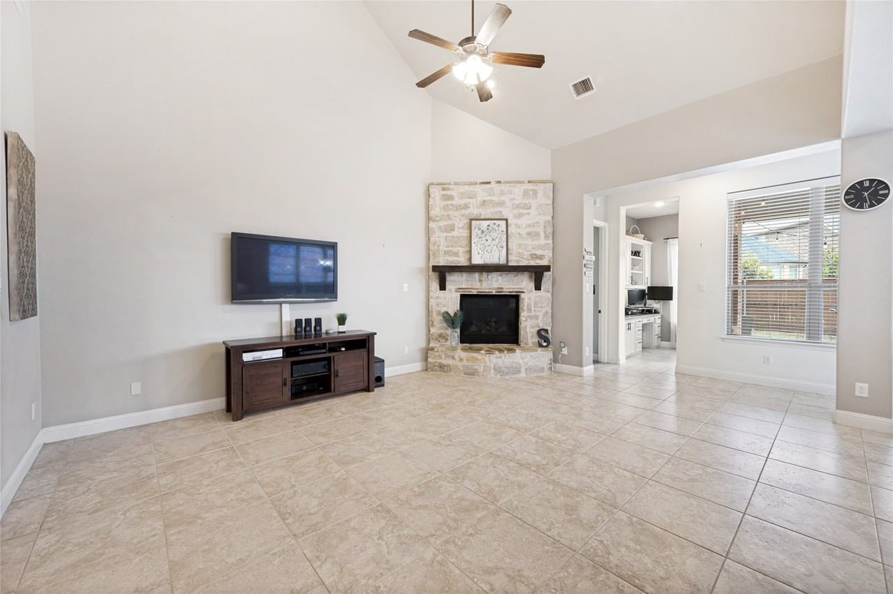 1210 Skyflower Ln - Photo 4 of 24