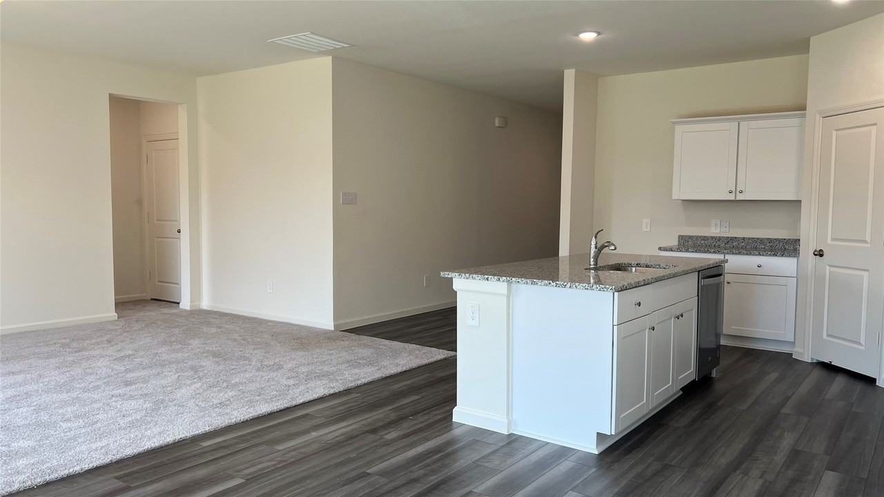 702 Camden Dr - Photo 4 of 40