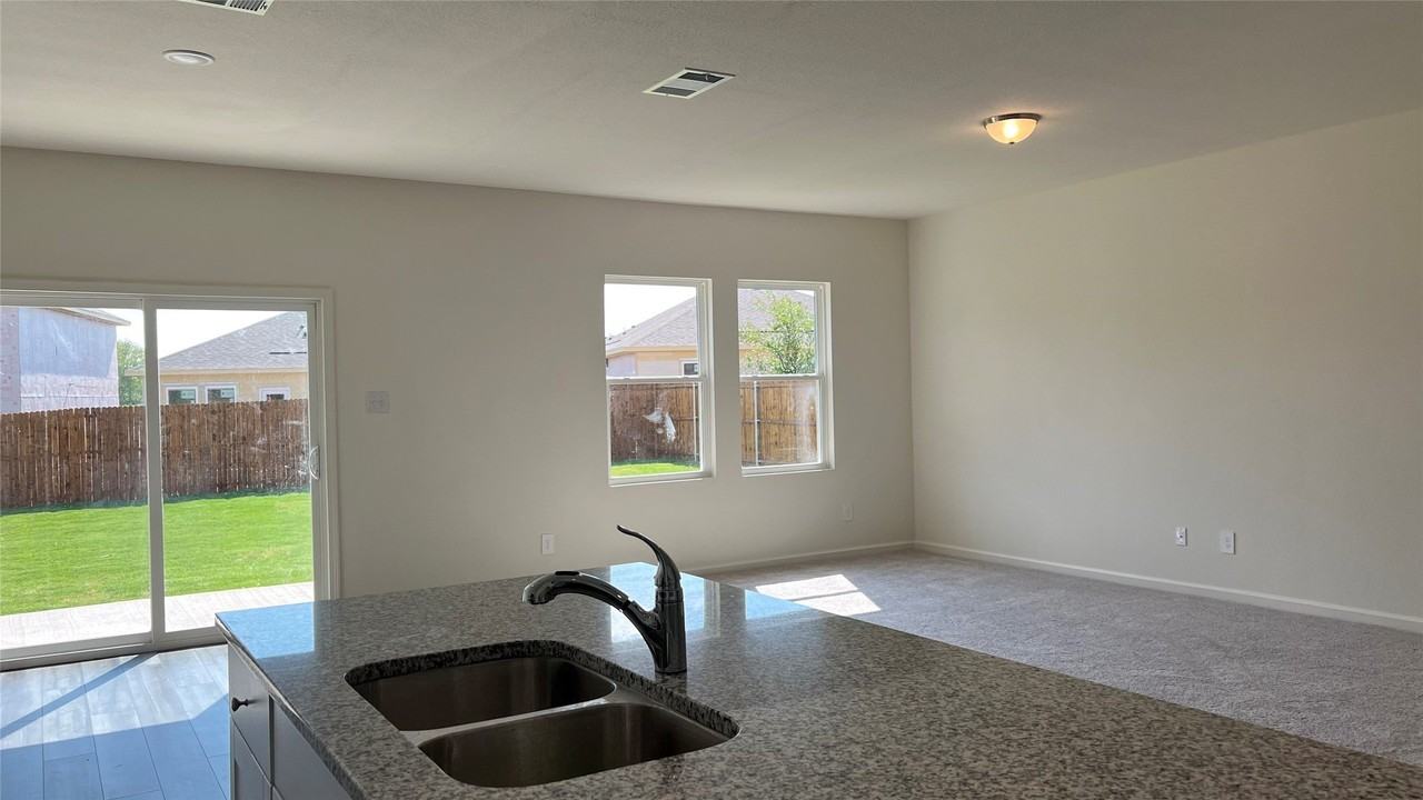702 Camden Dr - Photo 5 of 40