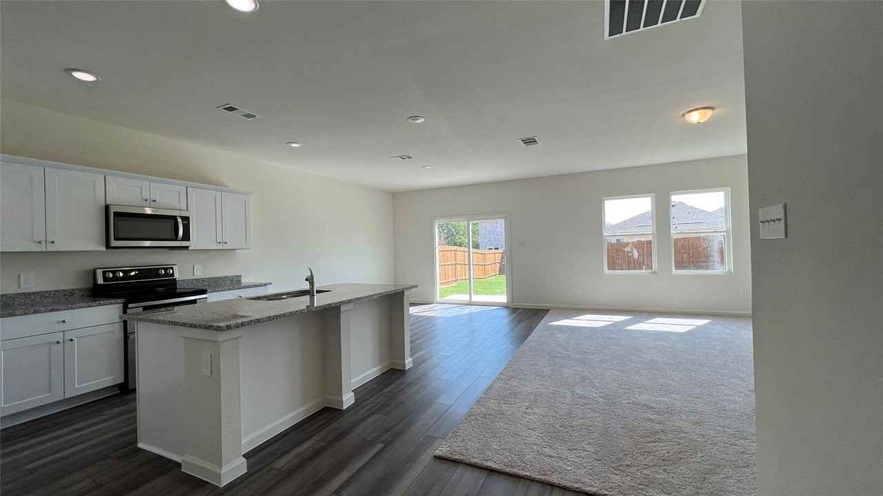 702 Camden Dr - Photo 6 of 40