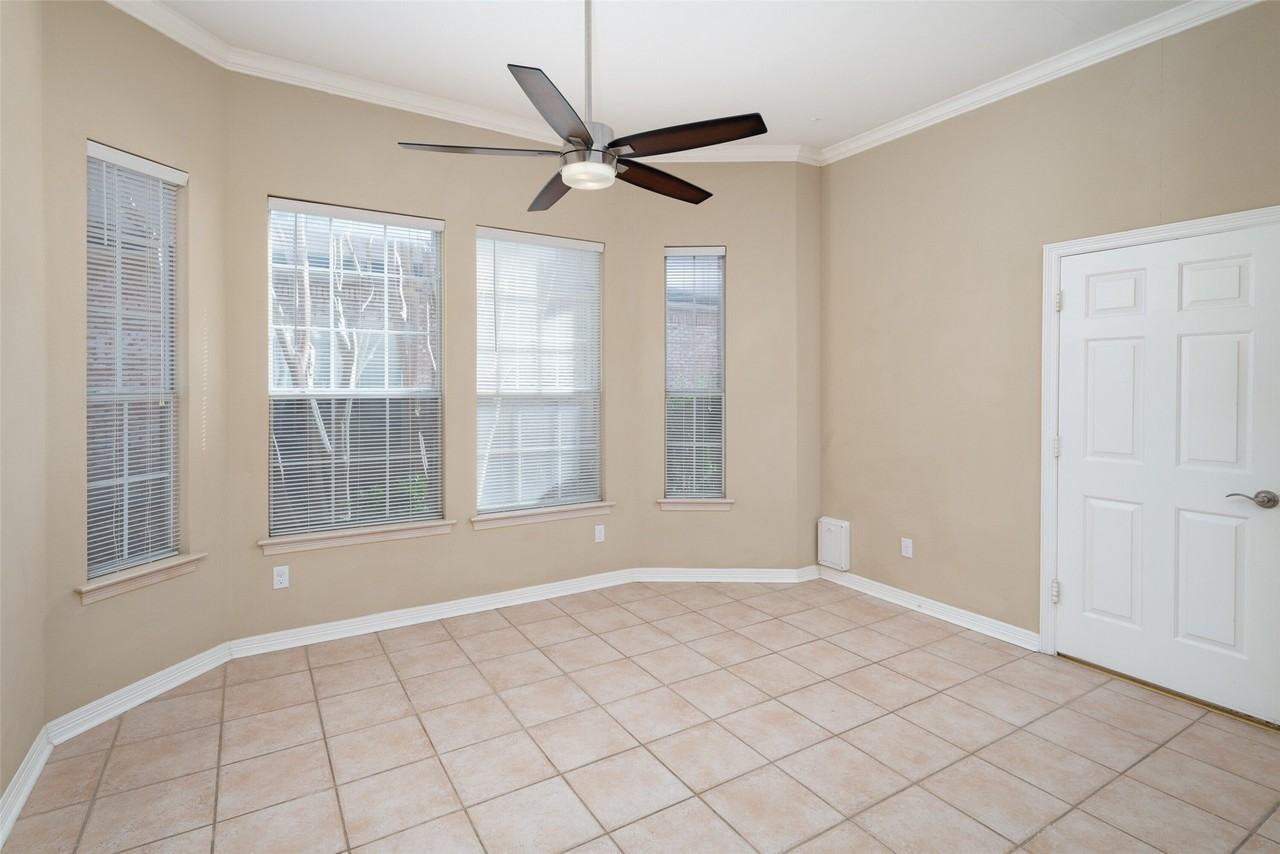 2700 Trophy Dr - Photo 4 of 19